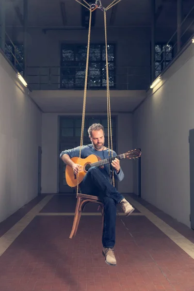 El hombre toca una guitarra, interior — Foto de Stock