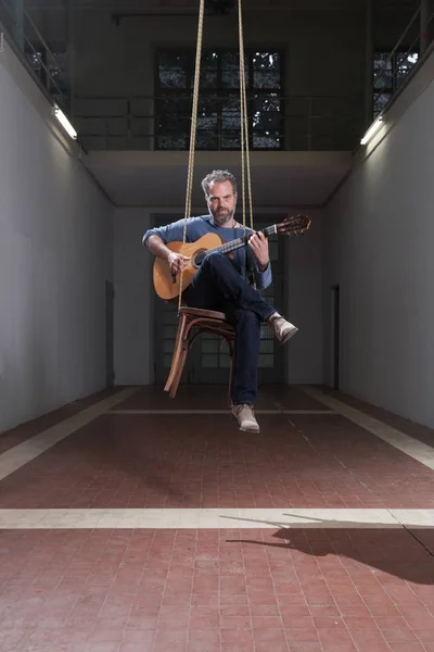 Homem toca guitarra, interior — Fotografia de Stock