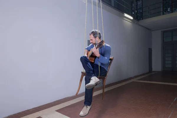 Homem toca guitarra, interior — Fotografia de Stock