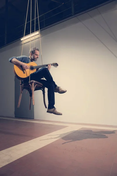 Homem toca guitarra, interior — Fotografia de Stock