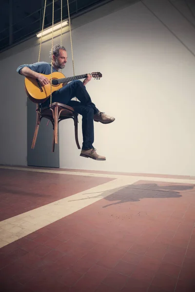 El hombre toca una guitarra, interior — Foto de Stock