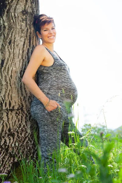 Zwangere vrouw op weide — Stockfoto