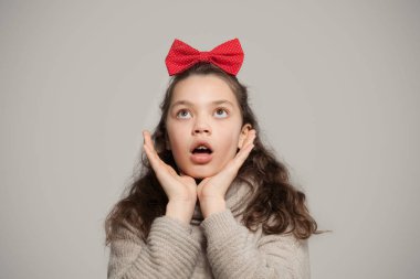 Kırmızı yay ile kız