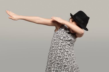 Siyah şapkalı kız. 