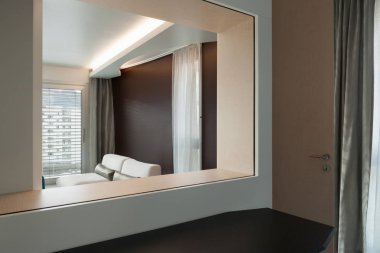 --Dan a pencere kapalı salon görünümü 