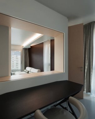 --Dan a pencere kapalı salon görünümü 