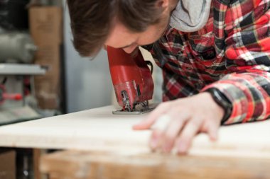 onun atölyesinde genç marangoz