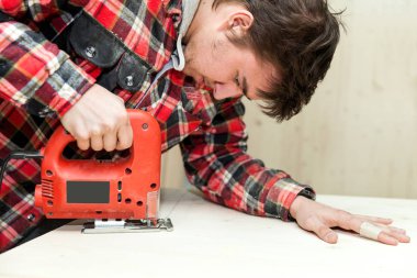 onun atölyesinde genç marangoz