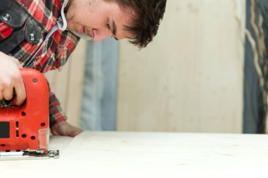 onun atölyesinde genç marangoz