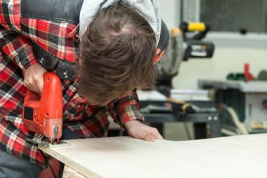 onun atölyesinde genç marangoz