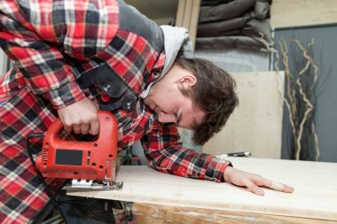 onun atölyesinde genç marangoz