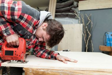 onun atölyesinde genç marangoz