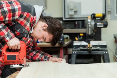 onun atölyesinde genç marangoz