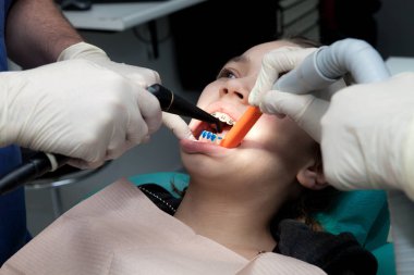 Kız onun diş hekimi tarafından