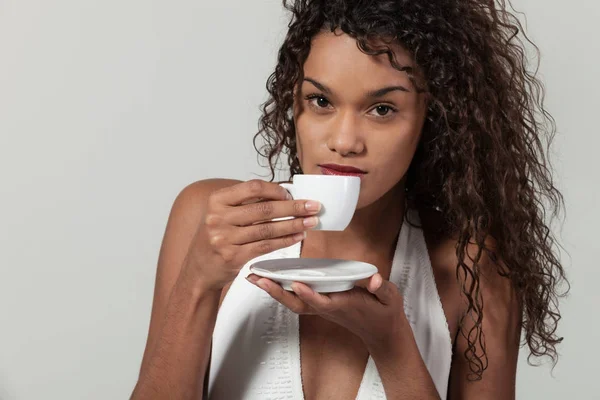 Retrato de una chica con una taza de café —  Fotos de Stock