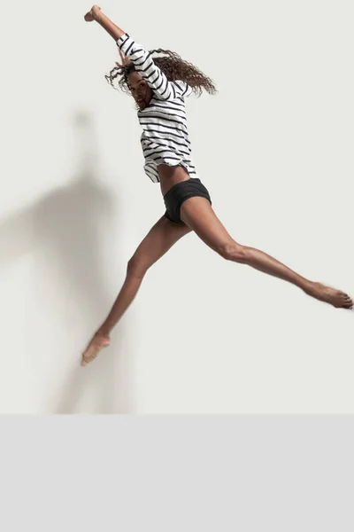 Esibizione di una giovane ballerina brasiliana — Foto Stock
