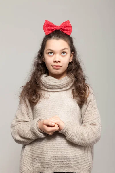 Girl with red bow — Stock Photo, Image