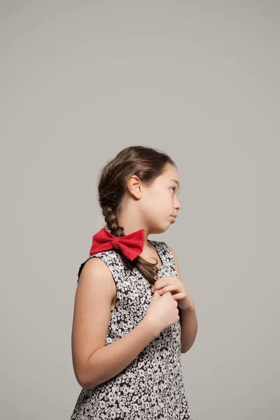 Kırmızı yay ile küçük kız — Stok fotoğraf