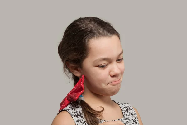 Dziewczynka z kokardą czerwony — Zdjęcie stockowe
