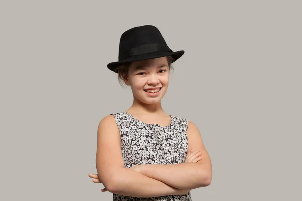 Siyah şapkalı tatlı kız — Stok fotoğraf