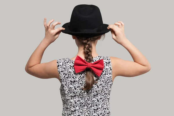 Ragazza con fiocco rosso e cappello nero — Foto Stock