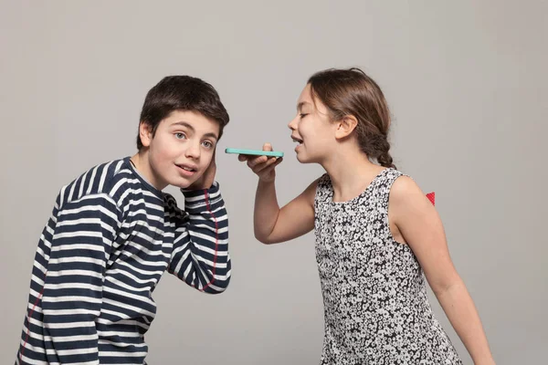 Dos niños en el estudio —  Fotos de Stock