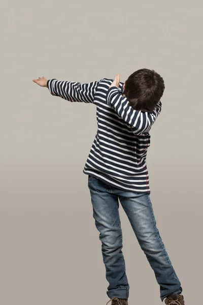 Eğilim jest yapma çocuk — Stok fotoğraf