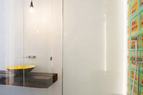 Banheiro moderno, chuveiro largo — Fotografia de Stock