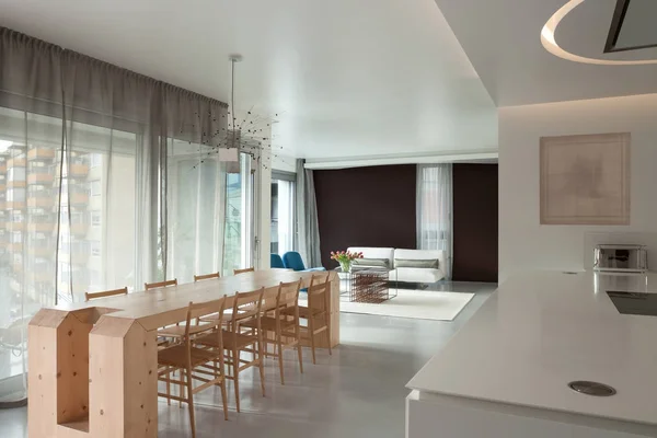 Luxe appartement, houten eettafel — Stockfoto