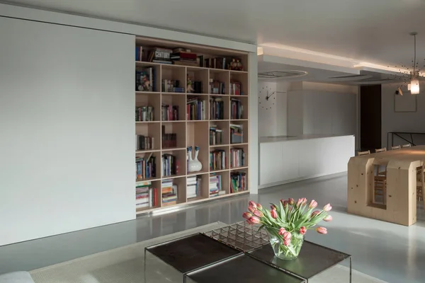 Interieur, houten boekenkast — Stockfoto