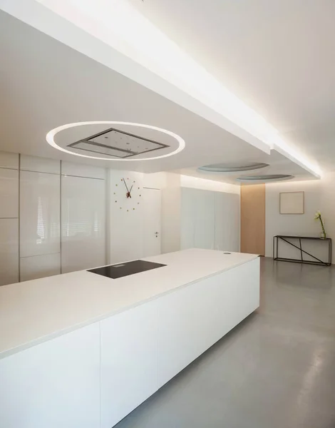 Luxe appartement, witte keuken — Stockfoto