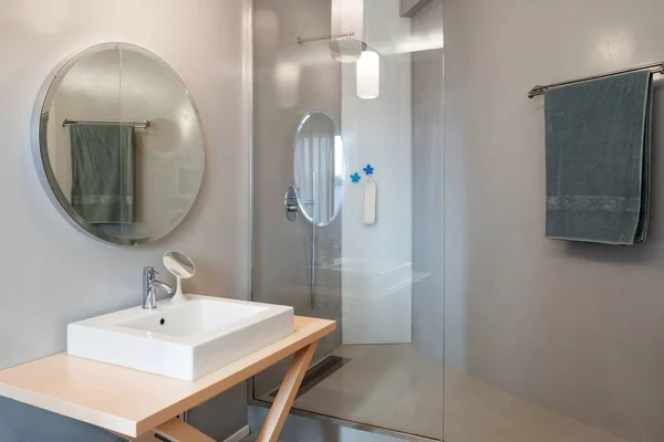 Розкішна квартира, сучасна ванна кімната — стокове фото