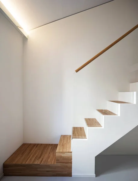 Apartamento de lujo, escalera de madera — Foto de Stock