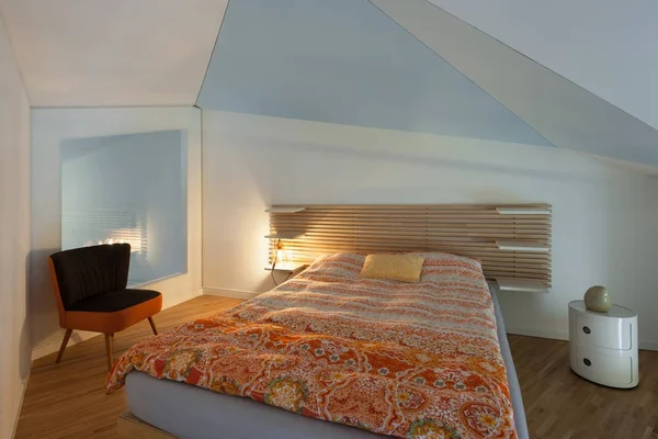 Lyxig lägenhet, modernt sovrum — Stockfoto