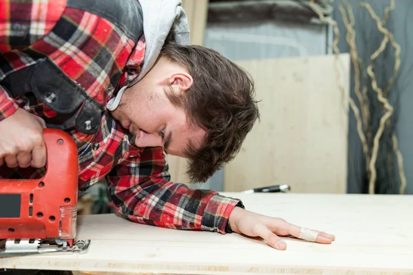 onun atölyesinde genç marangoz