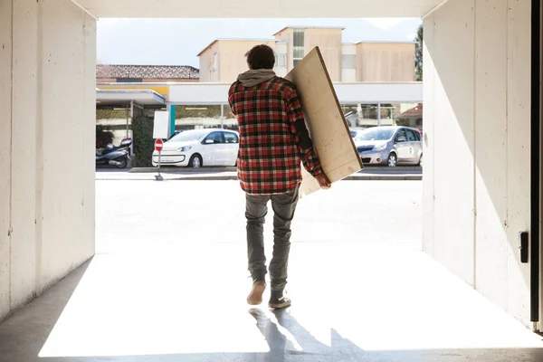 Menuisier avec une planche en bois — Photo