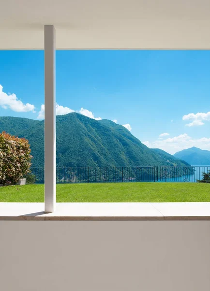 Krajina z balkónu, jezero — Stock fotografie