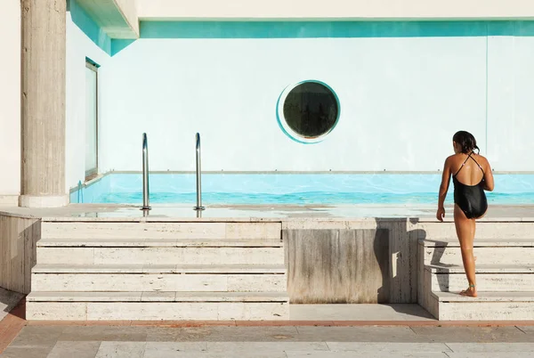 Retrato de una niña en la piscina — Foto de Stock