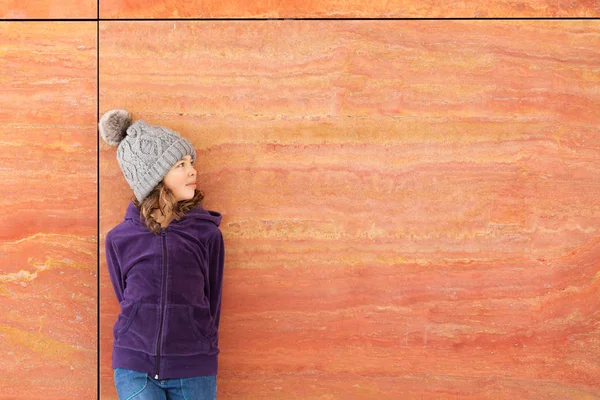 Petite fille avec chapeau en laine — Photo