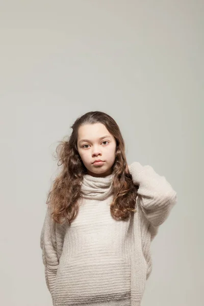 Menina com cabelo comprido, retrato — Fotografia de Stock