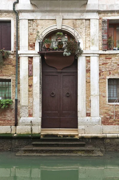 Un viaje a Venecia, escalera, río y puerta — Foto de Stock