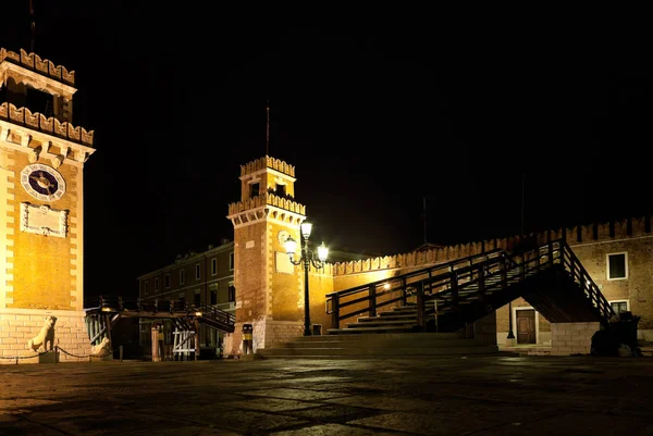 Tarihi kale iki kule, Venedik, gece çekimi, İtalya