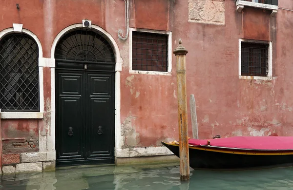 Antiguo palacio de Venecia con barco, arquitectura — Foto de Stock