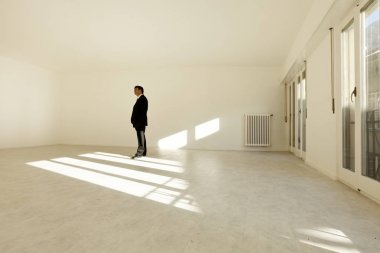 Boş daire, içerideki adam