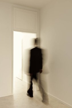 Kişi kapıdan apartement taşındı içinde