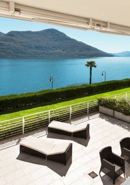 bir çatı katı terasında