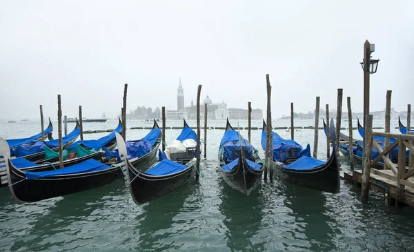 Gondole en Venecia, en el puerto — Foto de Stock