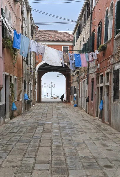 Charakterystycznej uliczce Wenecji, Włochy — Zdjęcie stockowe