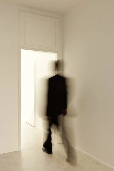 Persona attraverso la porta, all'interno dell'appartamento, spostato — Foto Stock