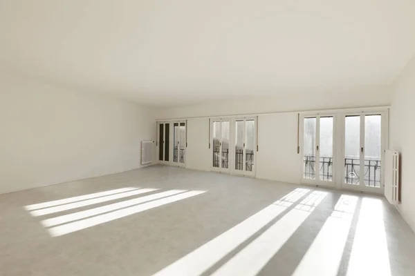 Voordoen lege appartement in historisch centrum, niemand binnen — Stockfoto